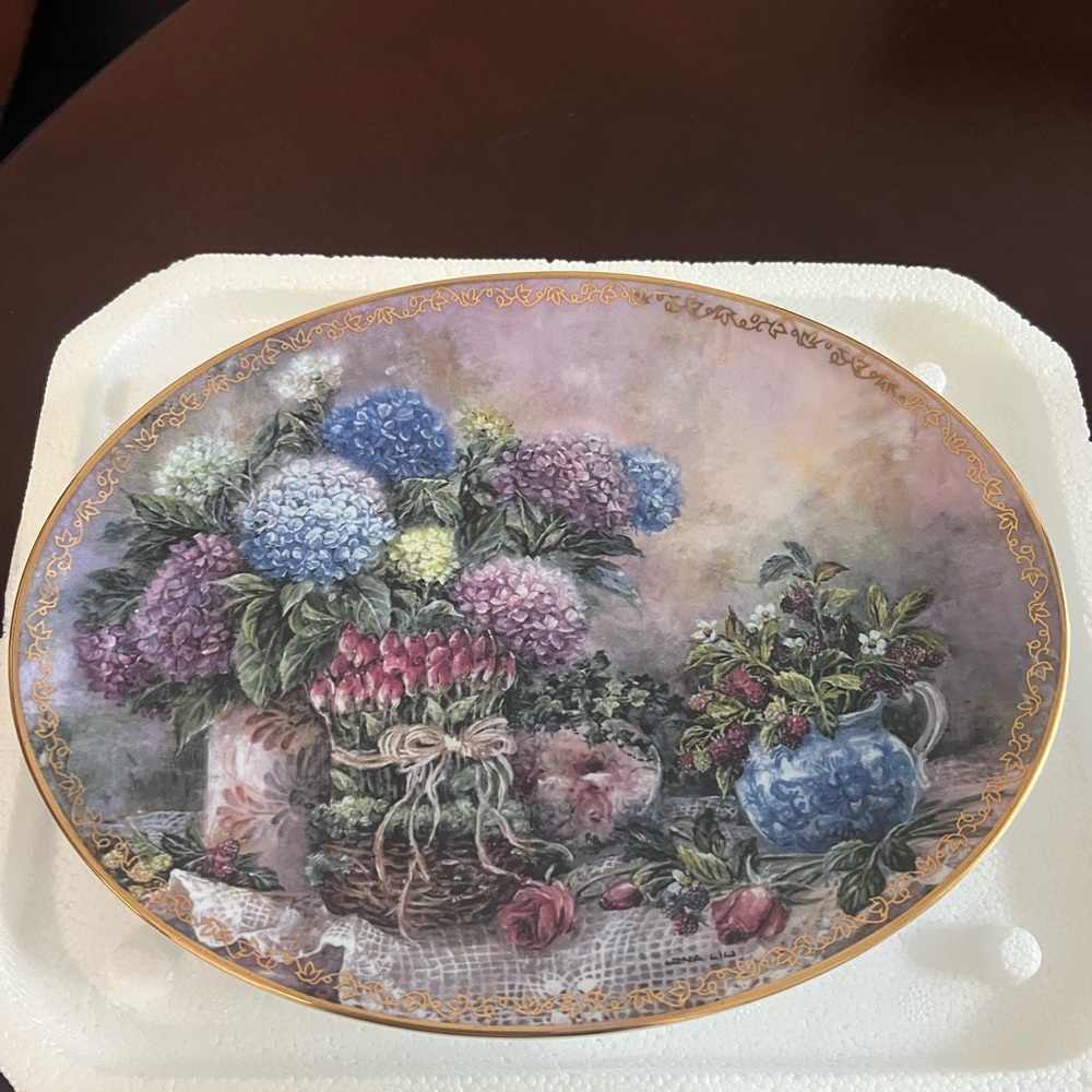 Lena Lou's Country Accents collectible plate with Gold Trim.